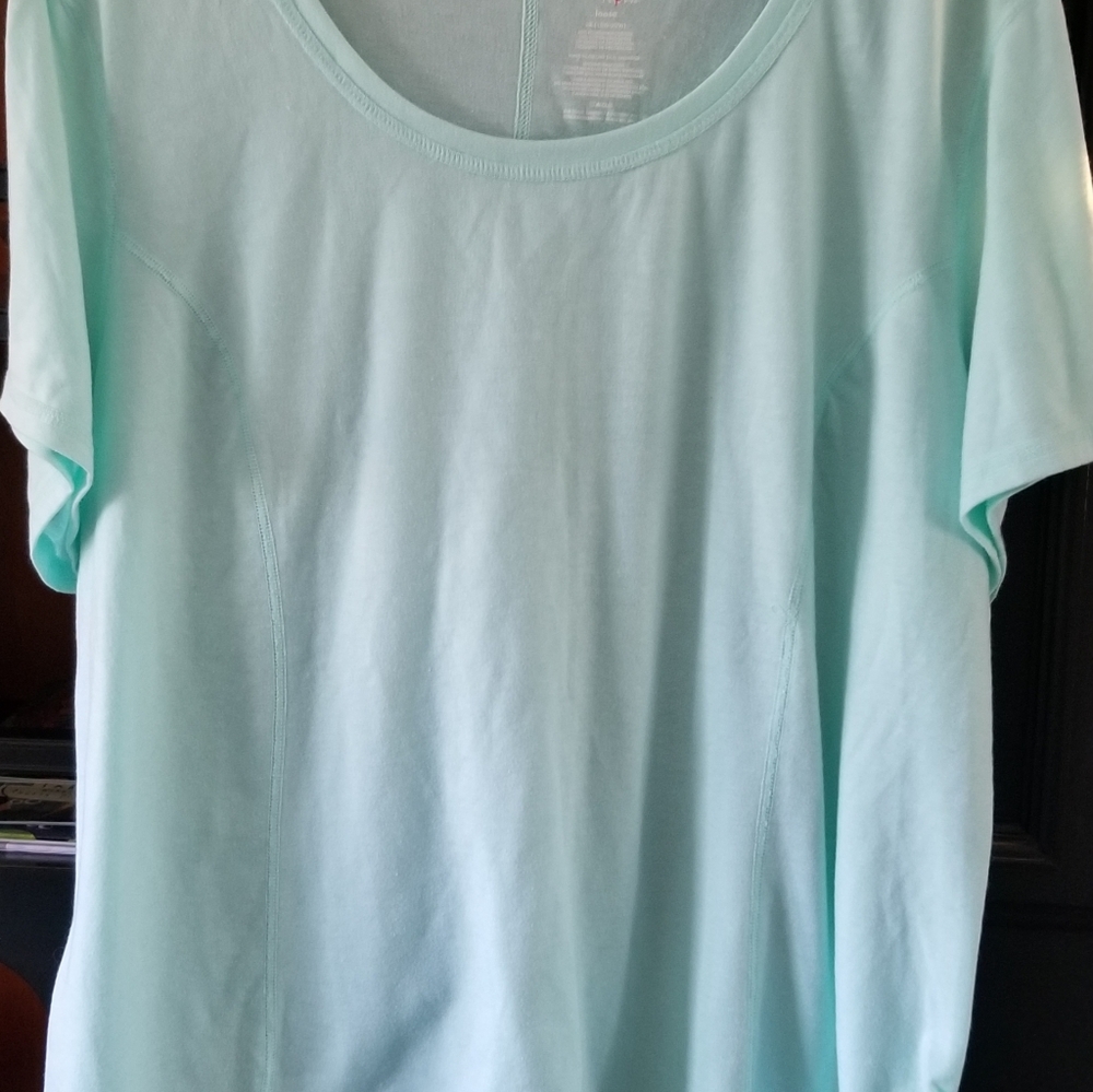 Bundle of two 2x tops and a cute sports bra